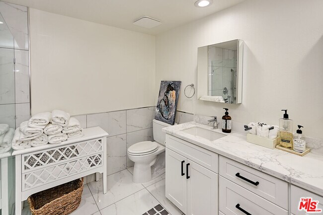 Building Photo - 4444 Wilshire Blvd