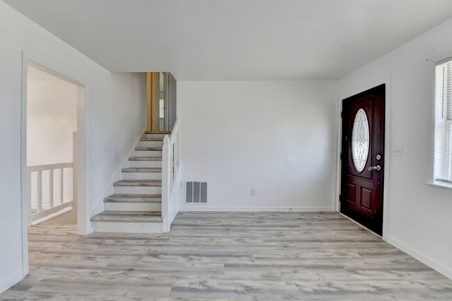 Building Photo - 4 Bedroom/2 Bath Renovated Home Available ...