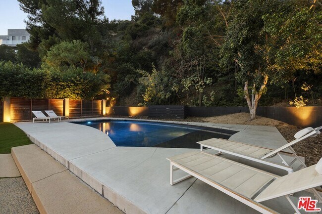 Building Photo - 9289 Swallow Dr