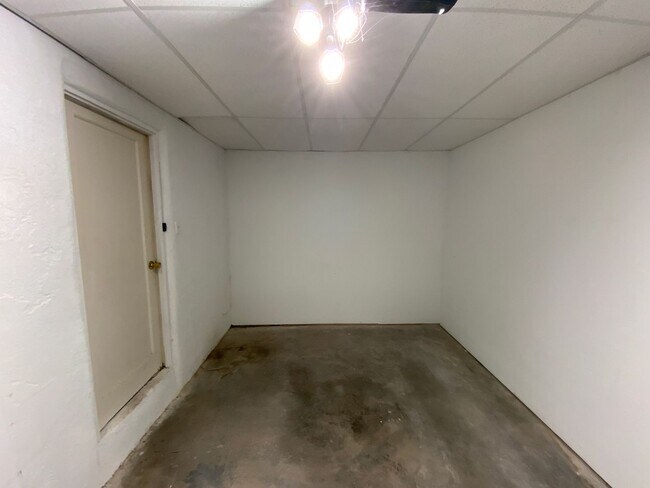 Building Photo - 2 Bedroom Single Story Home Available Near...