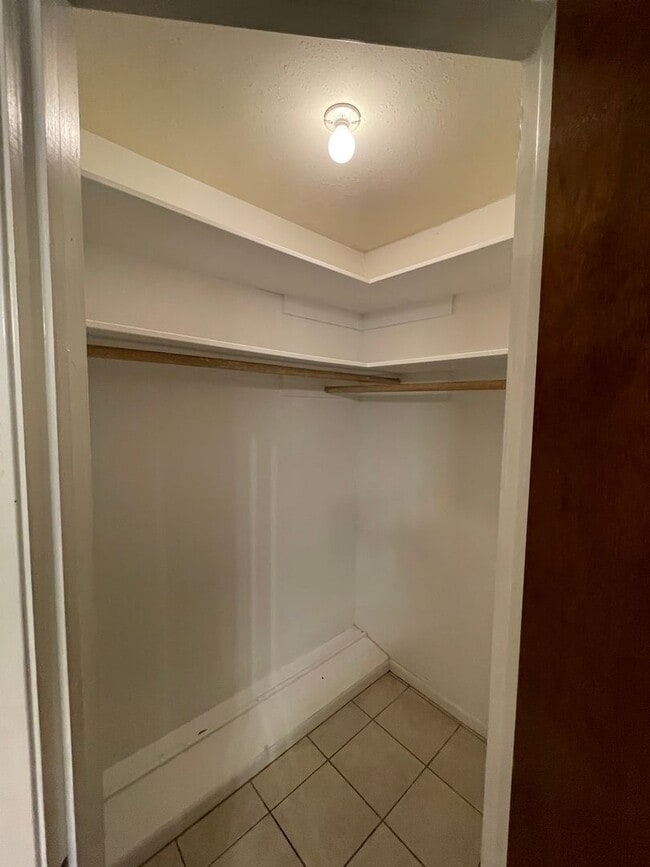 Building Photo - 3/2 Southside 1800 sqft, pet friendly, enc...