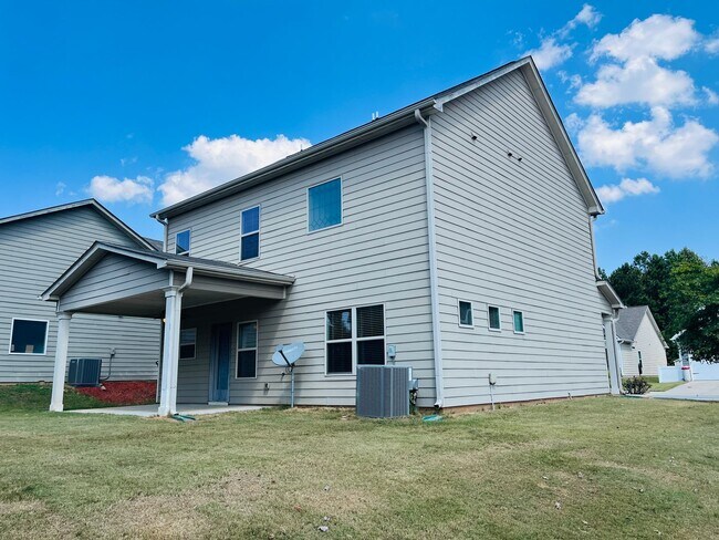 Building Photo - Wow! Check out this charming 3 bedroom 2.5 bathroom home in Newnan!