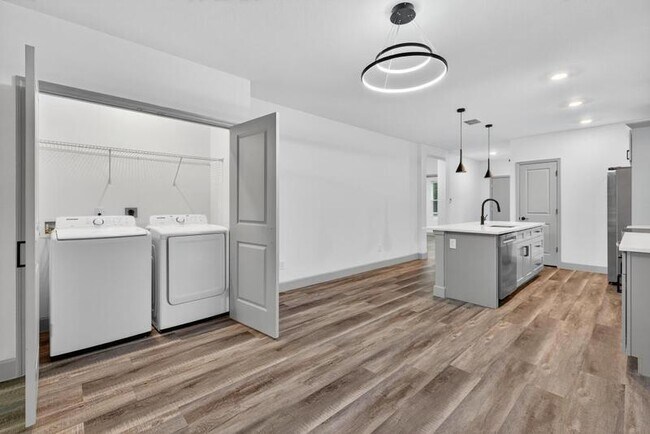 Building Photo - 2252 Fernwood St