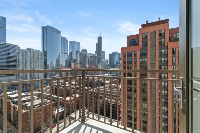Building Photo - 318 N Desplaines St