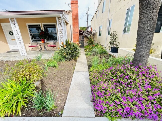 Building Photo - Naples Island Gem!