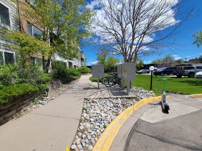 Building Photo - Adorable and Sunny One Bedroom Apartment near CU in Central Boulder