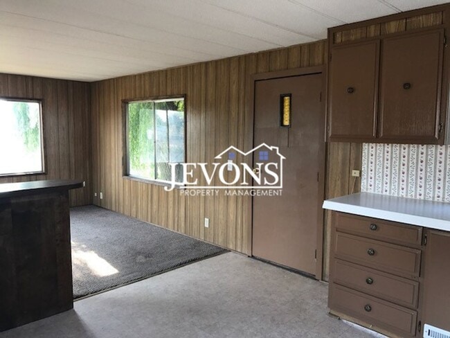Building Photo - Experience this inviting Tieton home - Flexible short-term and long-term leases