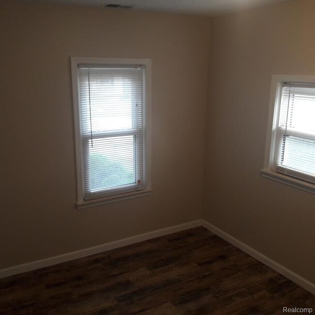 Building Photo - 23304 Harding Ave