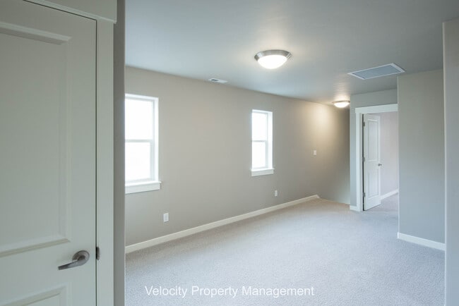 Building Photo - Beautiful Home in the Lovely Bridges Neighborhood.