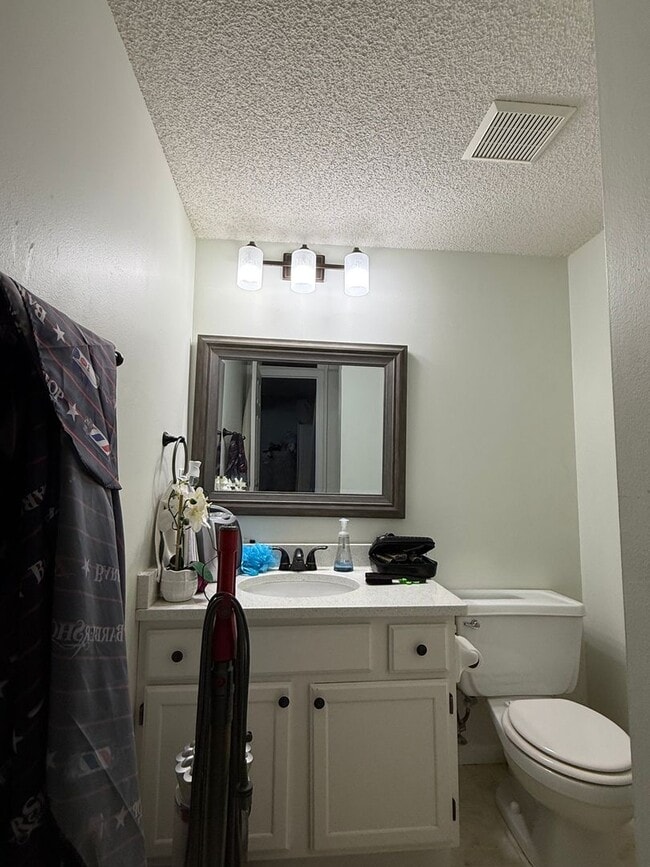 Building Photo - Updated 2 Bed, 2.5 Bath Apple Valley Townh...