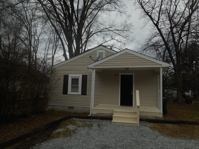 Primary Photo - Recently Renovated 2 Bedroom 1 Bath Home