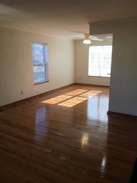 Building Photo - 2111 Ridgeview Rd