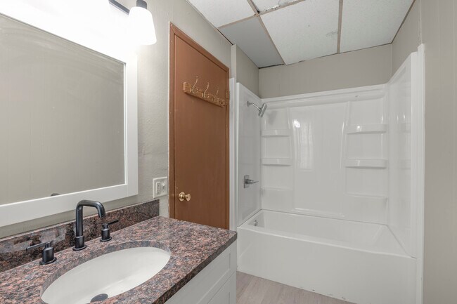 Building Photo - 521 Main St E