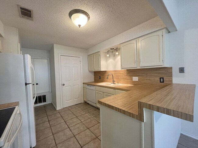 Building Photo - Big 3/2 Townhome Close to Downtown