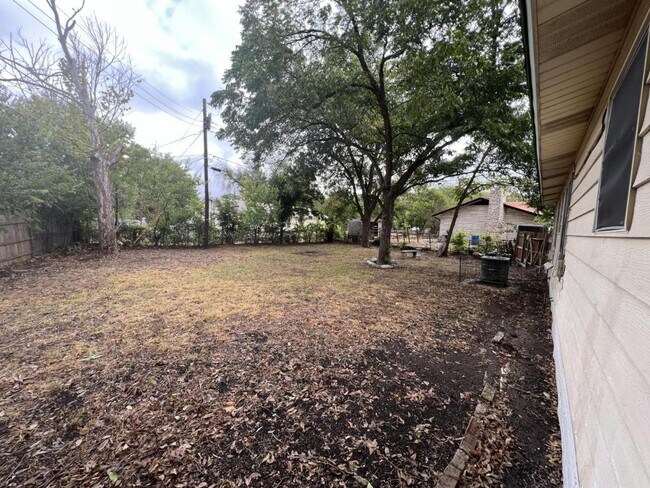 Building Photo - 806 Sandy Ct