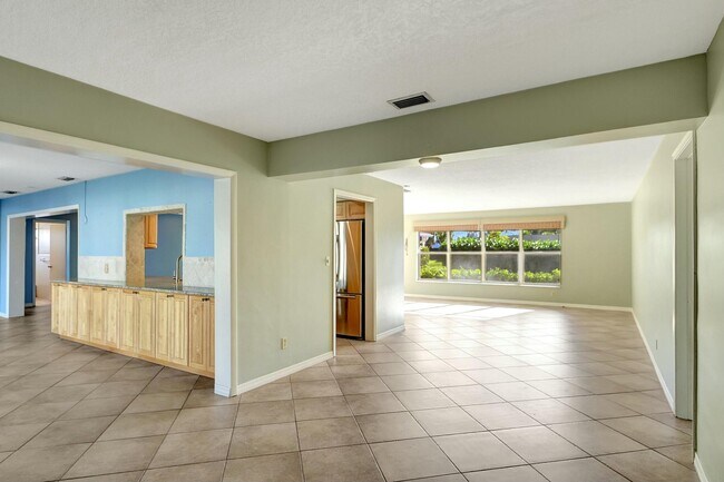 Building Photo - 1753 W Terrace Dr