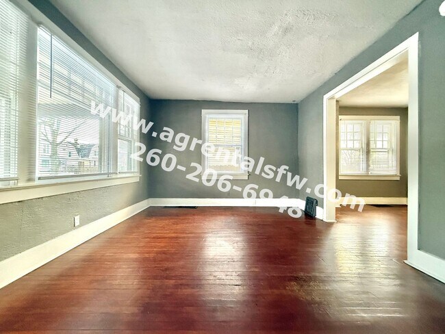 Building Photo - 3 Bedroom House