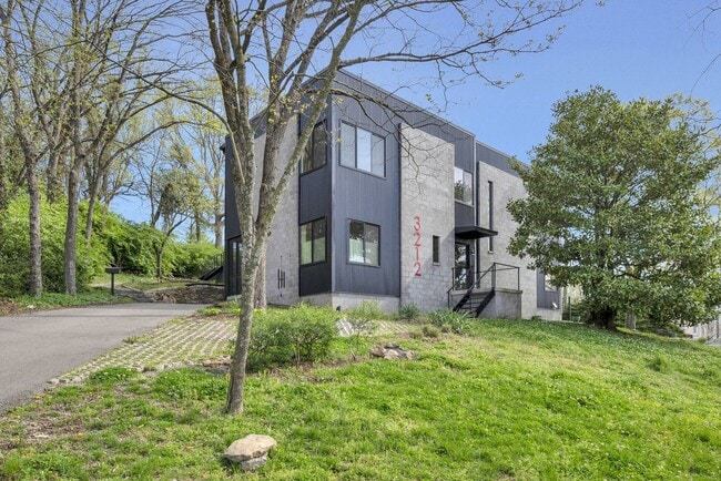 Building Photo - Custom-Built 4 Bed/ 2 Full + 2 Half Bath Modern Home at the base of Love Circle, Fully Furnished,...