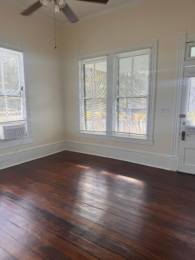 Building Photo - 210 W Oak St