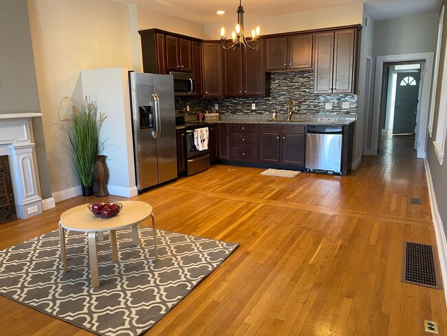 Building Photo - Renovated Hill Home for Rent!