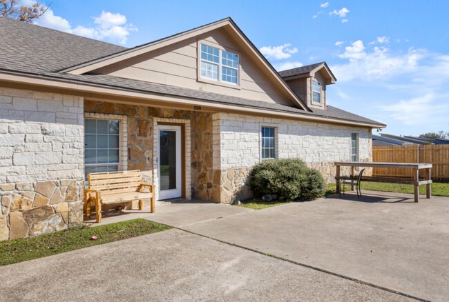 Building Photo - 5 bed 4 bath near campus!