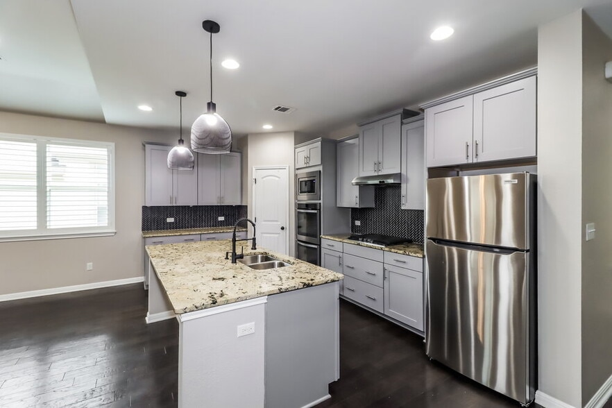 Building Photo - 8113 Pescara Cove