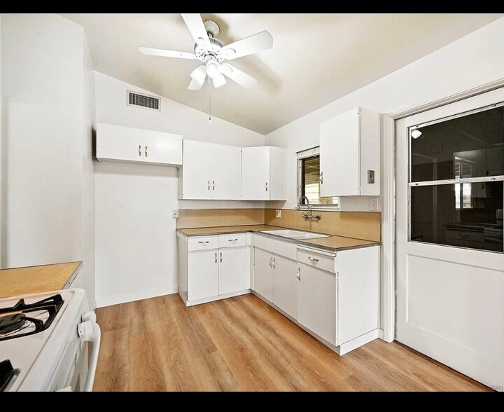 Building Photo - 927 Gray Dr