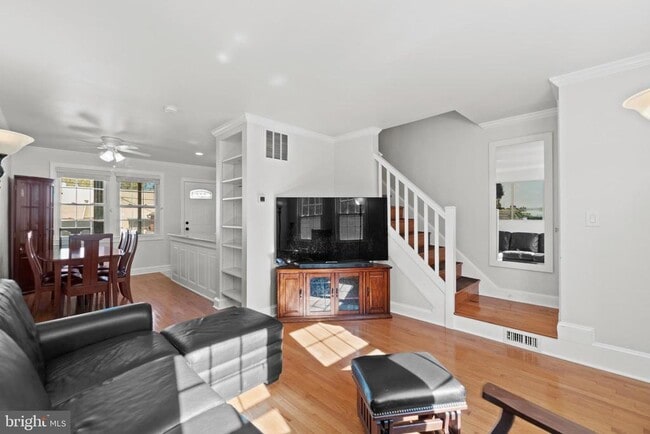 Building Photo - 510 E Nelson Ave