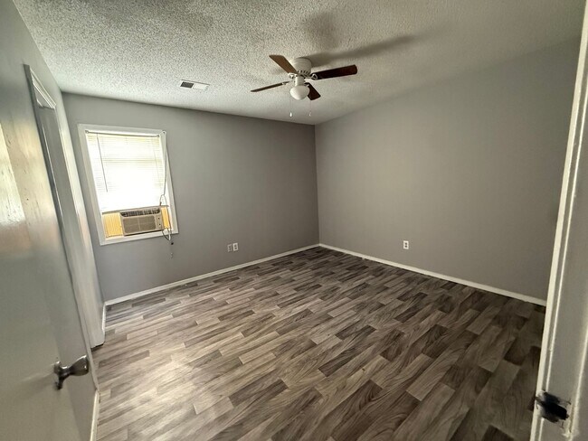 Building Photo - 109 Matthews Dr