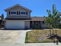 Building Photo - Spacious Split Level Home, Wood Floors, Fr...