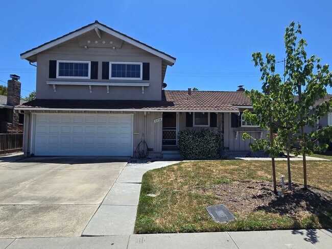 Primary Photo - Spacious Split Level Home, Wood Floors, Fr...