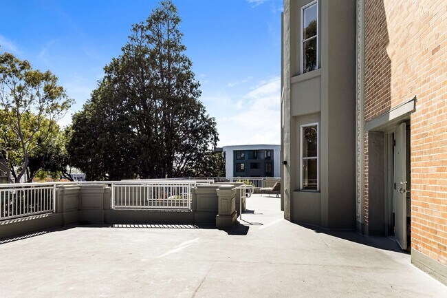 Building Photo - 2 Bedroom Condo Available In West Clawson Lofts!