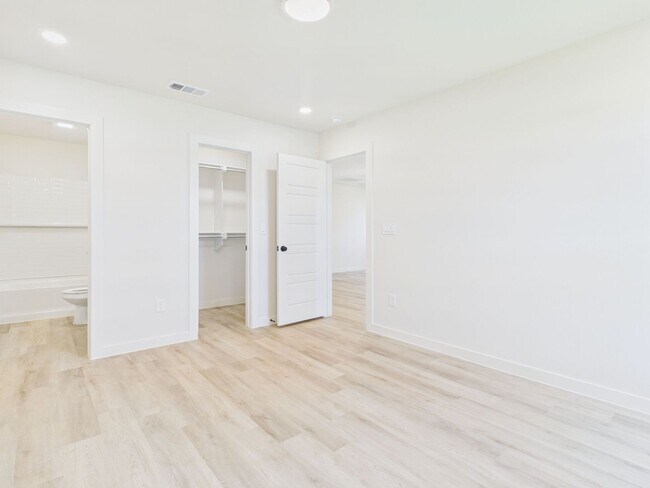 Building Photo - Great 2 Bedroom in West Plains District