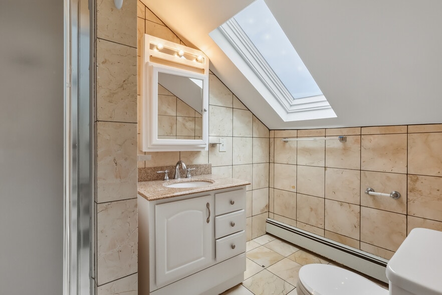 Building Photo - 571 Somerville Ave