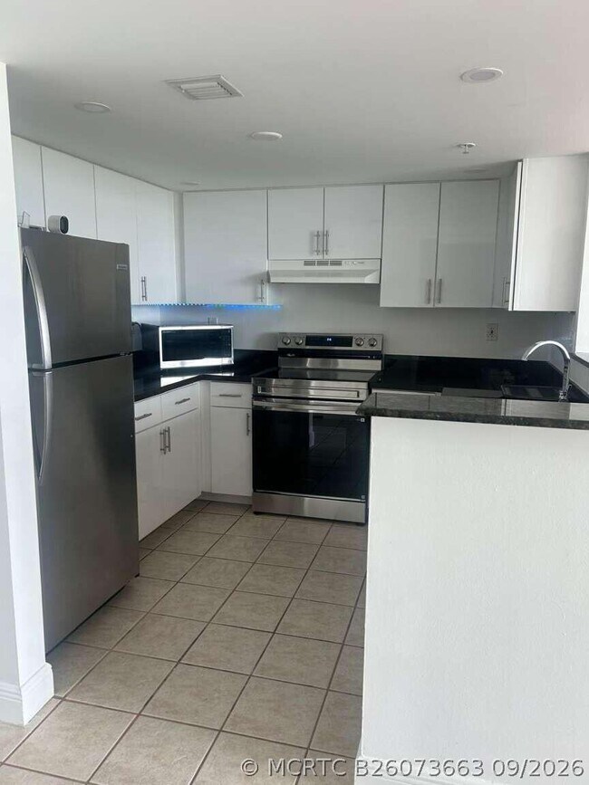 Building Photo - 3000 Coral Wy