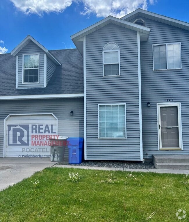 Building Photo - 3 bed 1.5 Bath Duplex - 1 Car Garage