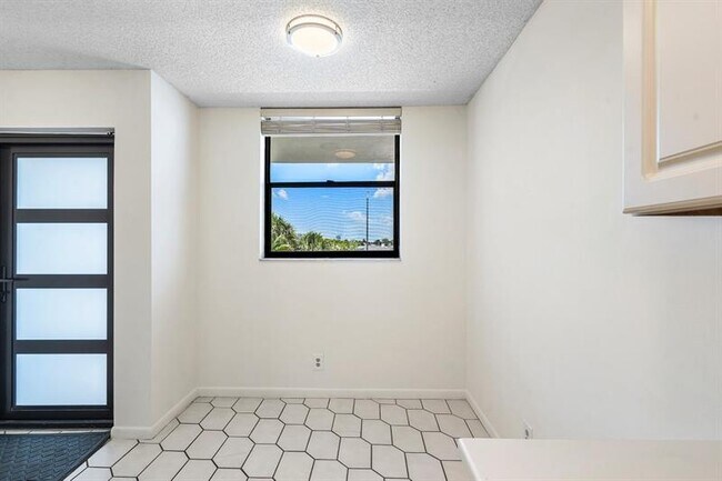 Building Photo - 2707 NE 14th Street Causeway