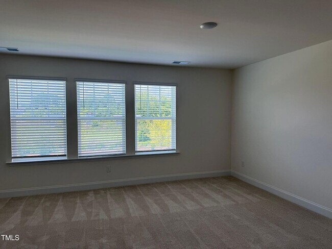 Building Photo - 48 Hyacinth Ln