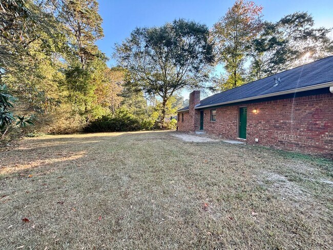 Building Photo - 2021 N Oak Dr