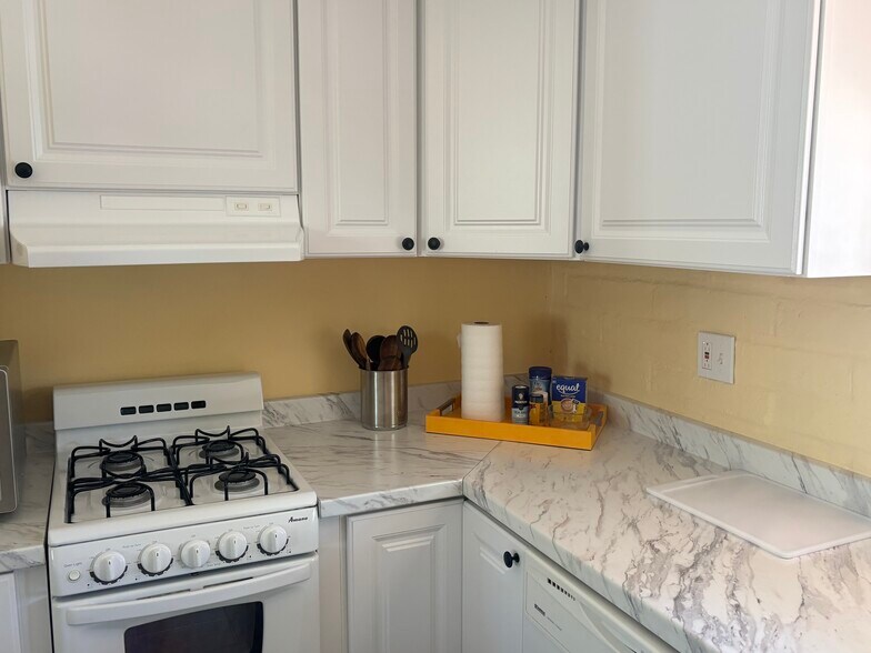 Building Photo - 484 S La Canada Dr