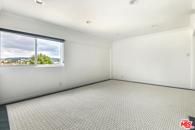 Building Photo - 440 S Roxbury Dr
