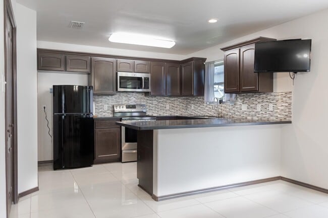Building Photo - 6010 Leopoldo Dr