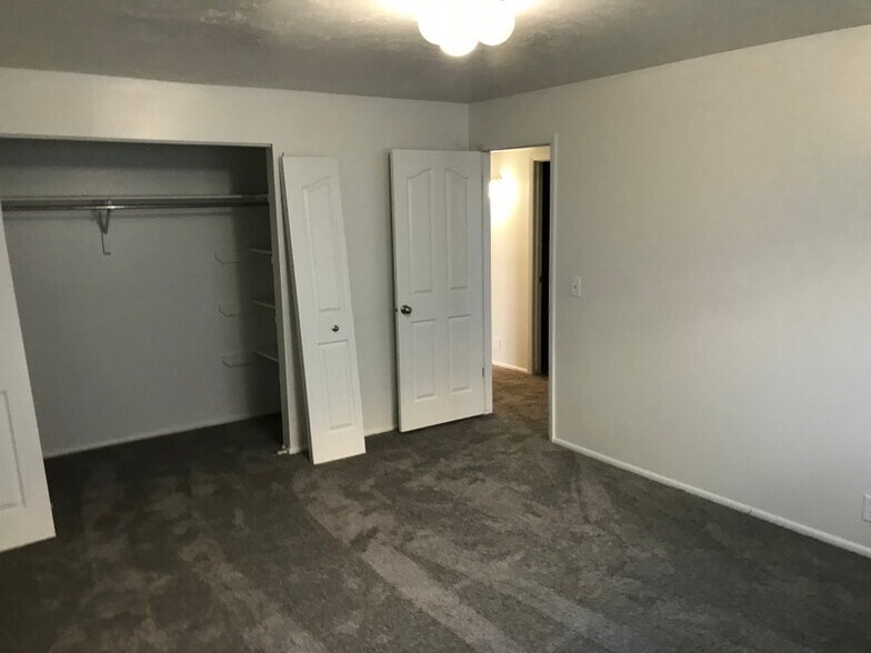 Building Photo - 633 E Acoma Rd