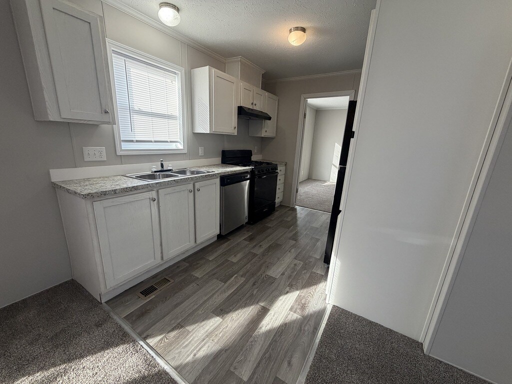 Building Photo - 38027 Leverette Ave