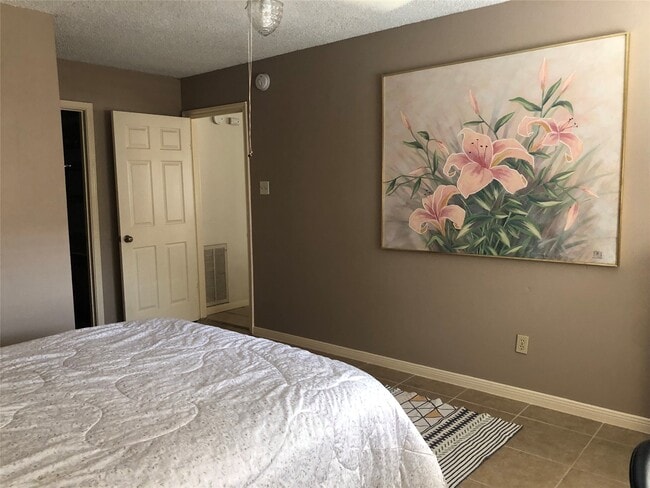 Building Photo - 8715 Lawncliff Ln