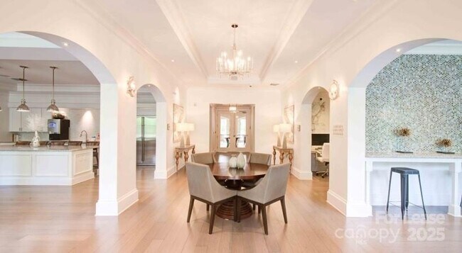 Building Photo - 10624 Parrish St