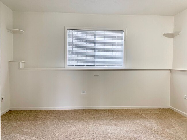 Building Photo - Four Bedroom Home in Kentwood