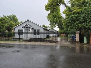Building Photo - Fully Renovated Duplex in Tahoe Park