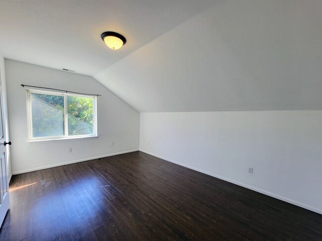 Building Photo - Bright and cheery 2 bed top level apartment in convenient Bremerton location