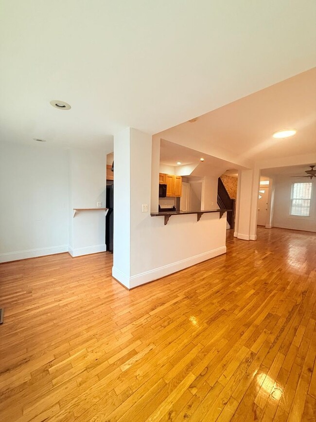 Building Photo - Eckington 3 Bedroom/ 2 Bath TH convenient to Metro  & Howard U